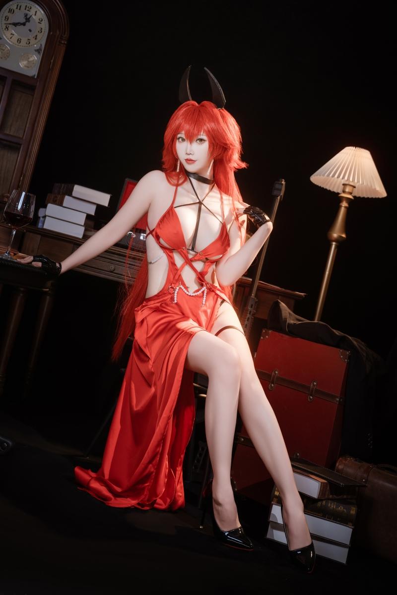 面饼仙儿Nikke小红帽礼服扮演：甜美与-性-感的完美结合