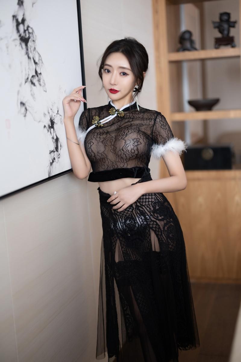 王馨瑶内购黑色网纱旗袍，尽显优雅魅力