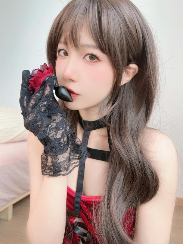 布丁大法《蔷薇之花》性感写真：红裙黑纱的视觉冲击